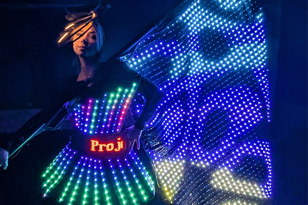 LED Kostüm mit Tänzerin