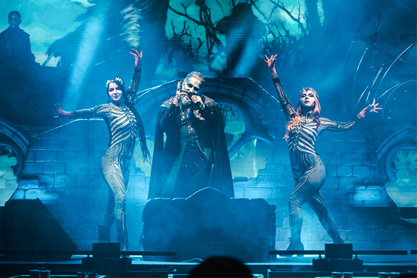 Tänzerinnen auf Konzertbühne Powerwolf